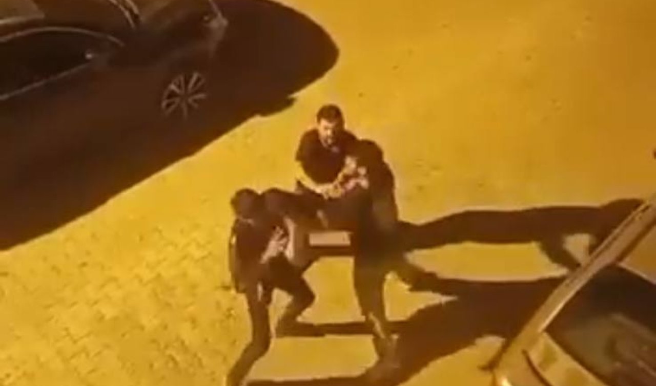  Sokak ortasında tekmeli yumruklu kavga! 