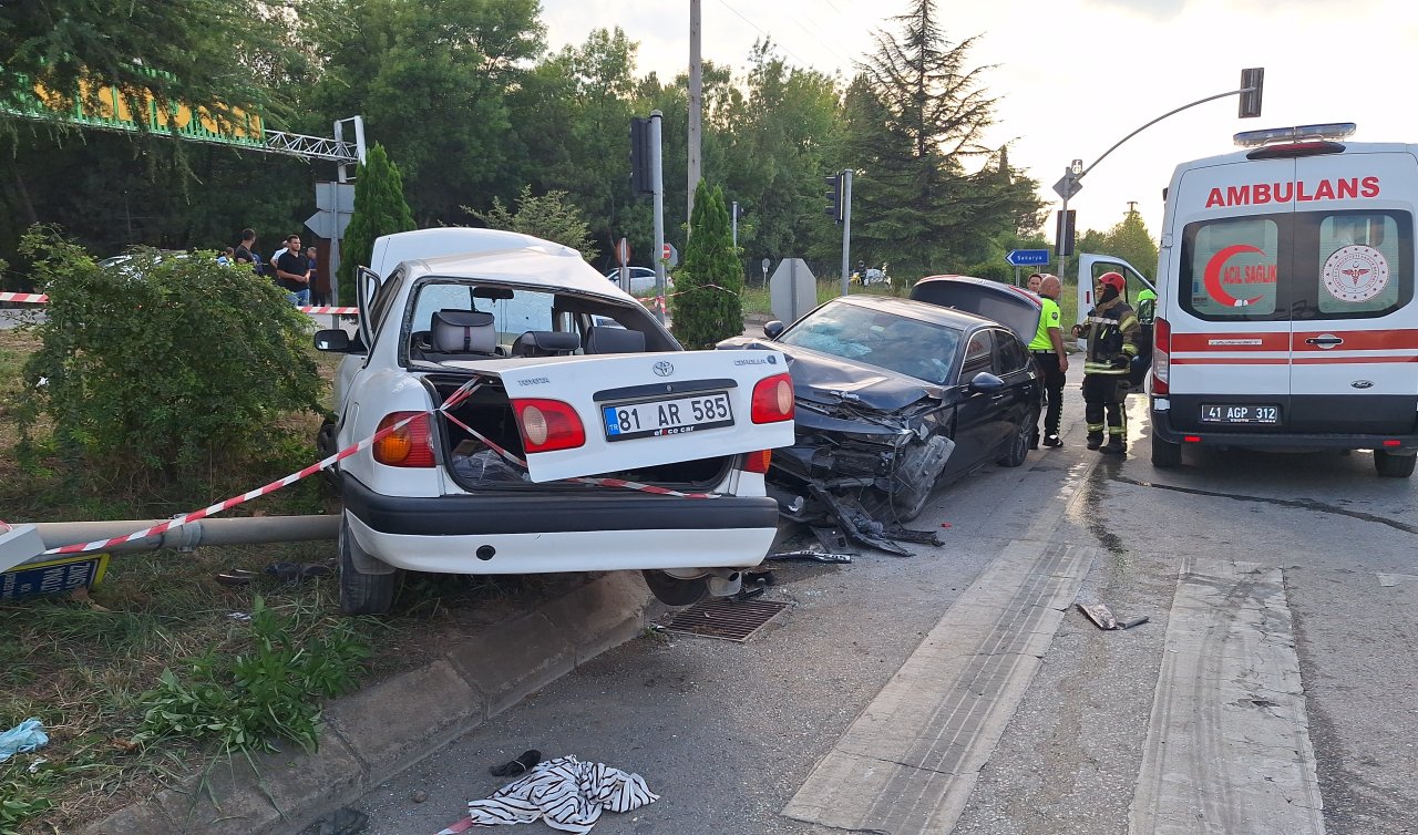 Kavşakta 2 otomobil çarpıştı: 3 yaralı