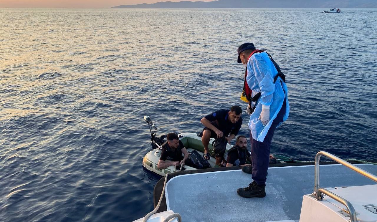 Motor arızası nedeniyle sürüklenen bottaki 4 düzensiz göçmen kurtarıldı