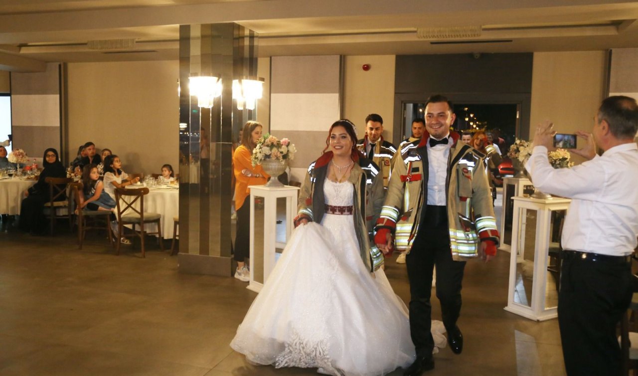 İtfaiyeci çift alevlerle savaşıyor