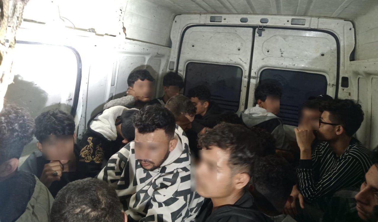 Otomobil bagajı ile minibüste 22 kaçak göçmen yakalandı