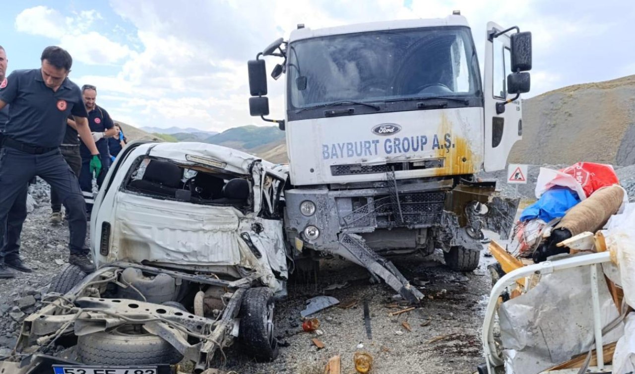 Kamyon ile pikap çarpıştı: 3 ölü 2 yaralı