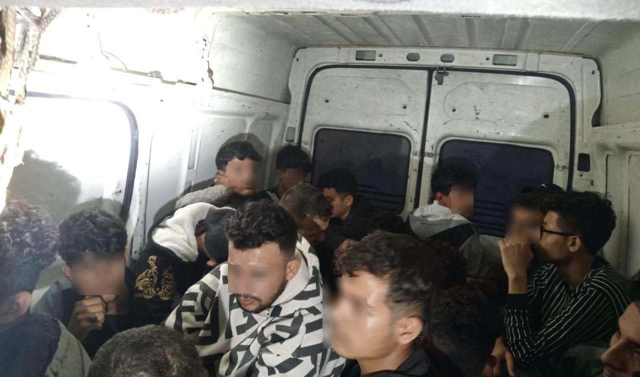 Otomobil bagajı ve minibüste 22 düzensiz göçmen yakalandı