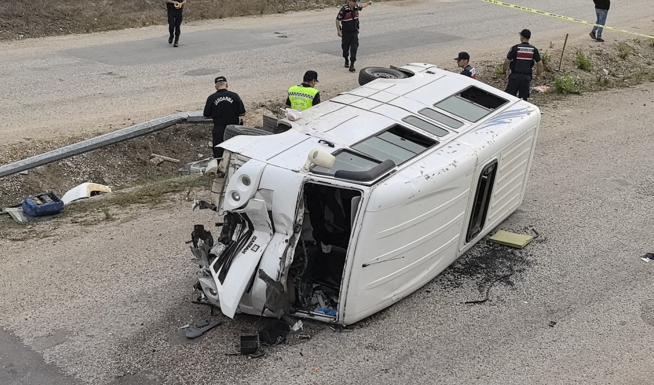 İşçi servis minibüsü aydınlatma direğine çarpıp devrildi; 13 yaralı