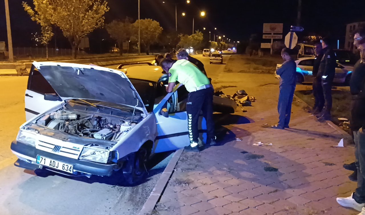 Otomobil refüj ve kaldırıma çarptı: 2 yaralı