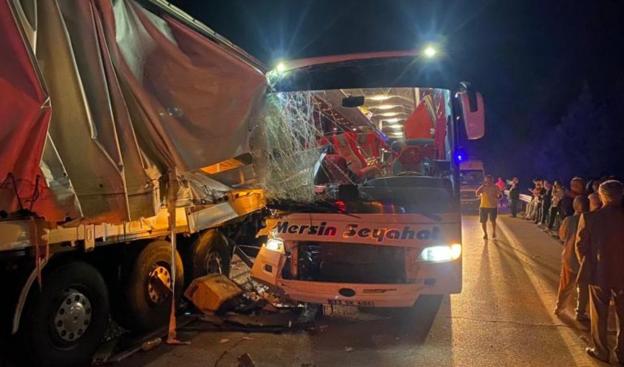 Yolcu otobüsü tıra çarptı: 3 yaralı
