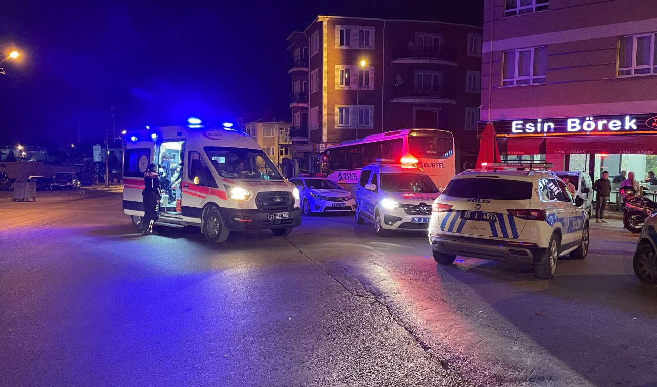 Motosikletin hafif ticari araç ve polis motosikletine çarpması sonucu 4 kişi yaralandı