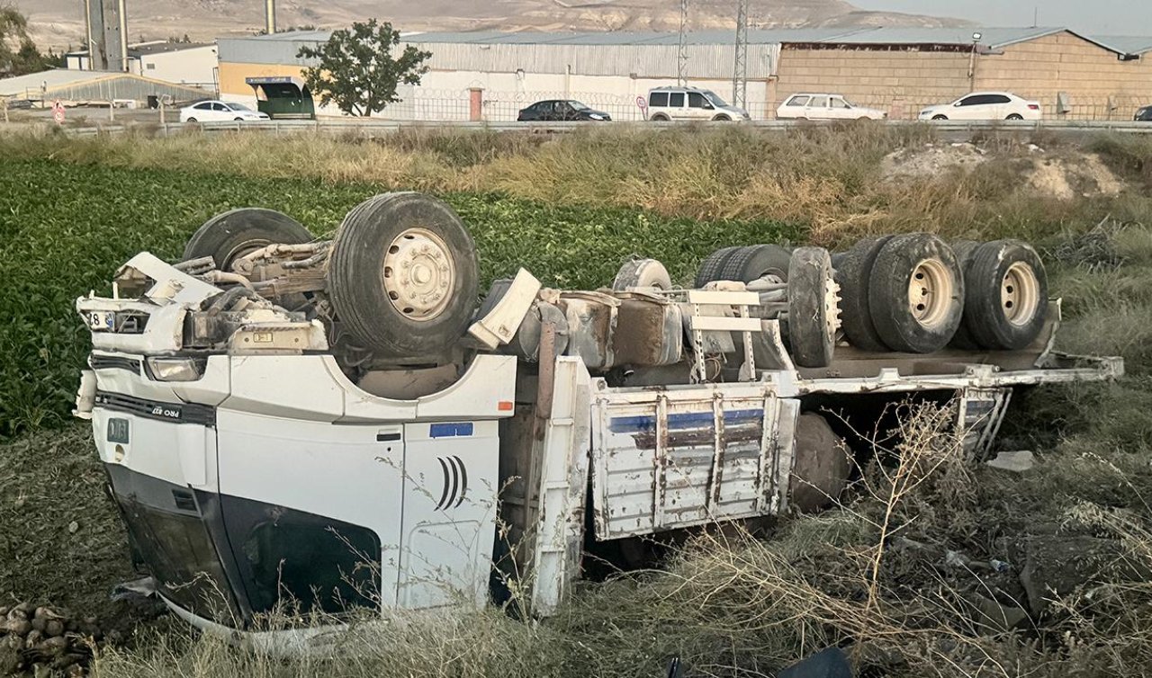 Kamyonla hafif ticari araç çarpıştı: 2 ölü 4 yaralı