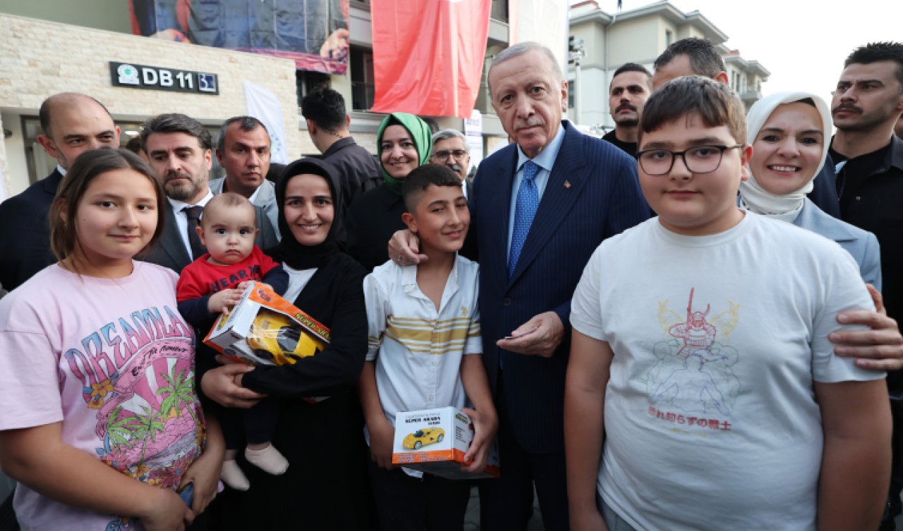 Erdoğan depremin 5. gününde kurtarılan aileyi yeni konutunda ziyaret etti