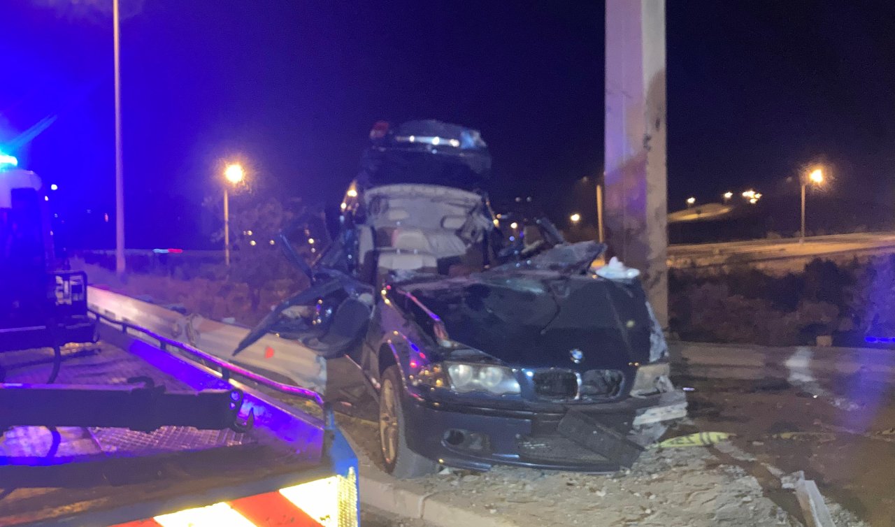 Yön tabelası direğine çarpan otomobildeki 4 kişi öldü 1 kişi yaralandı