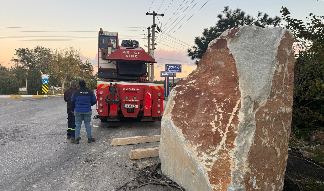  Seyir halindeki TIR’dan 12 ton ağırlığındaki mermer blok yola düştü