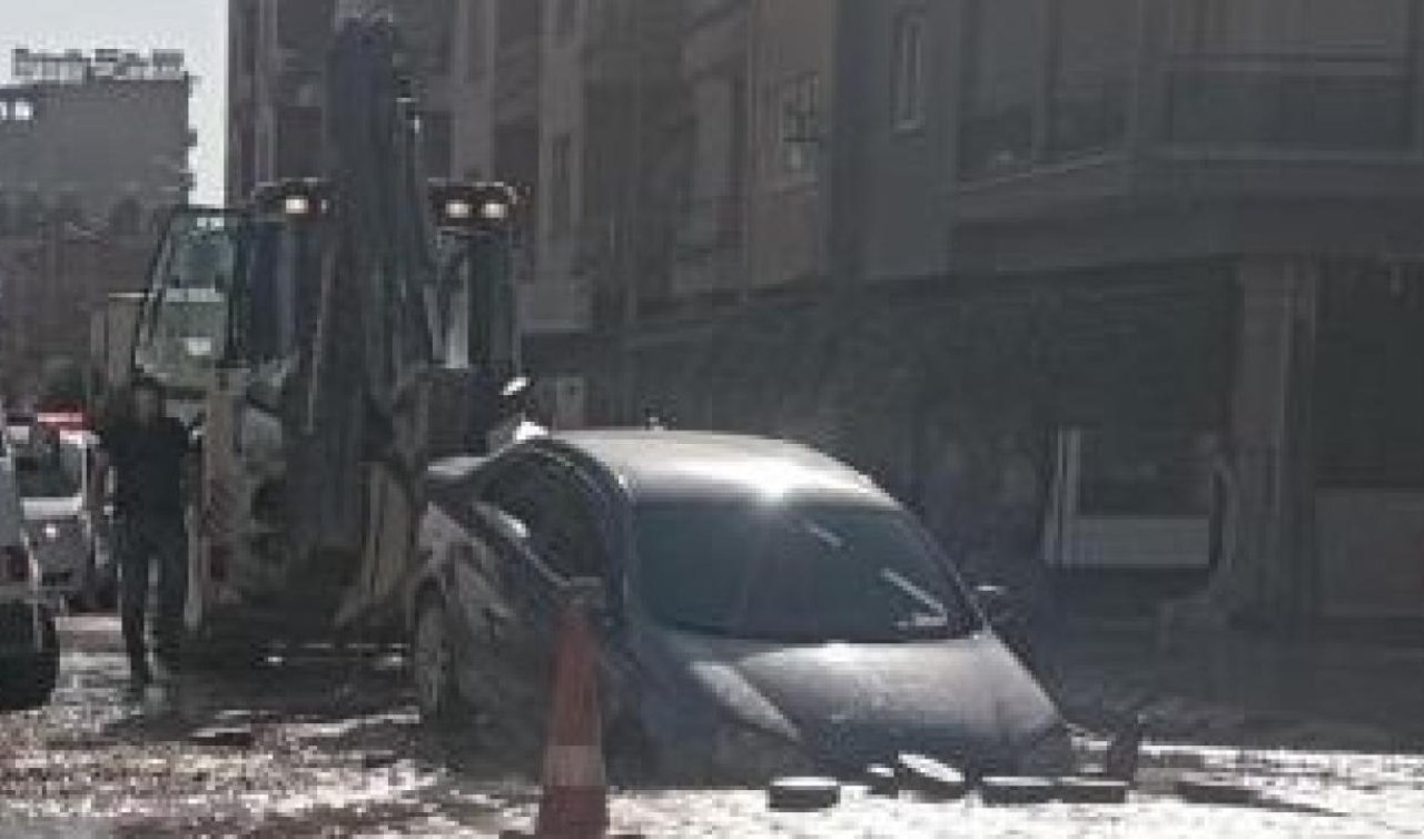  İçme suyu hattı patladı! Otomobil çukura düştü