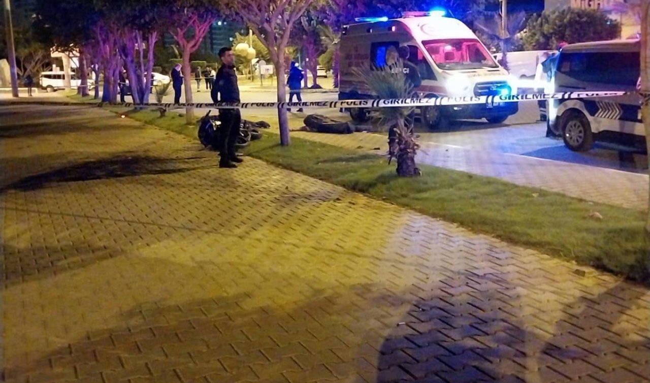  Motosiklet ağaca çarptı; 2 kişi hayatını kaybetti
