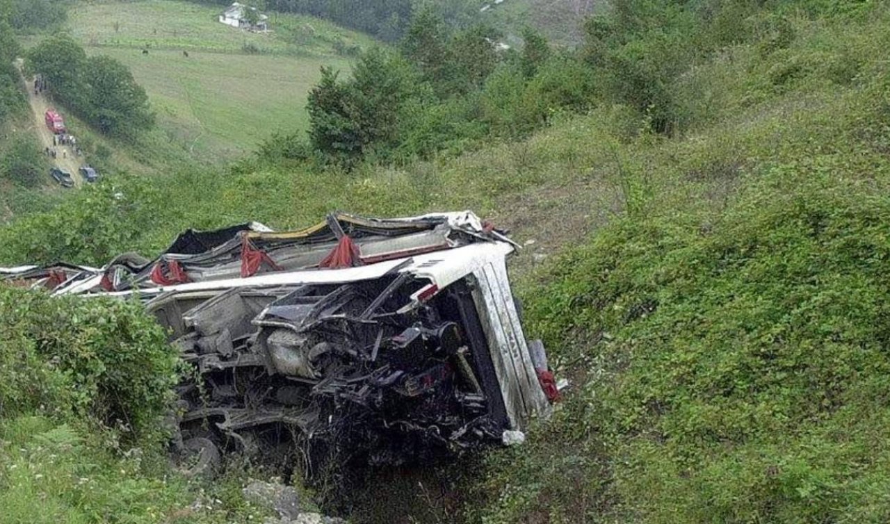  Hindistan’da otobüsün vadiye düşmesi sonucu 36 kişi öldü