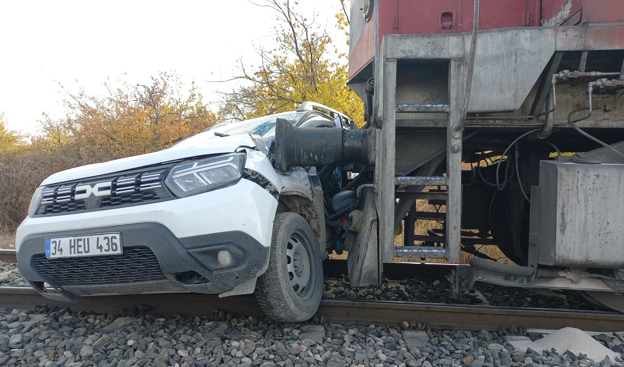  Yük treni otomobile çarptı: 2 yaralı