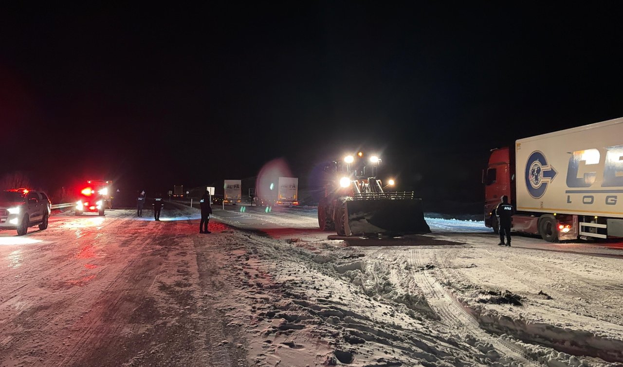 Ardahan’da kar, tipi ve buzlanma; 4 TIR yolda kaldı