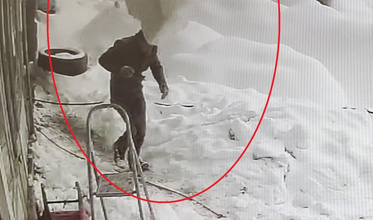  Lastik tamircisinin üzerine çatıdan kar kütlesi düştü