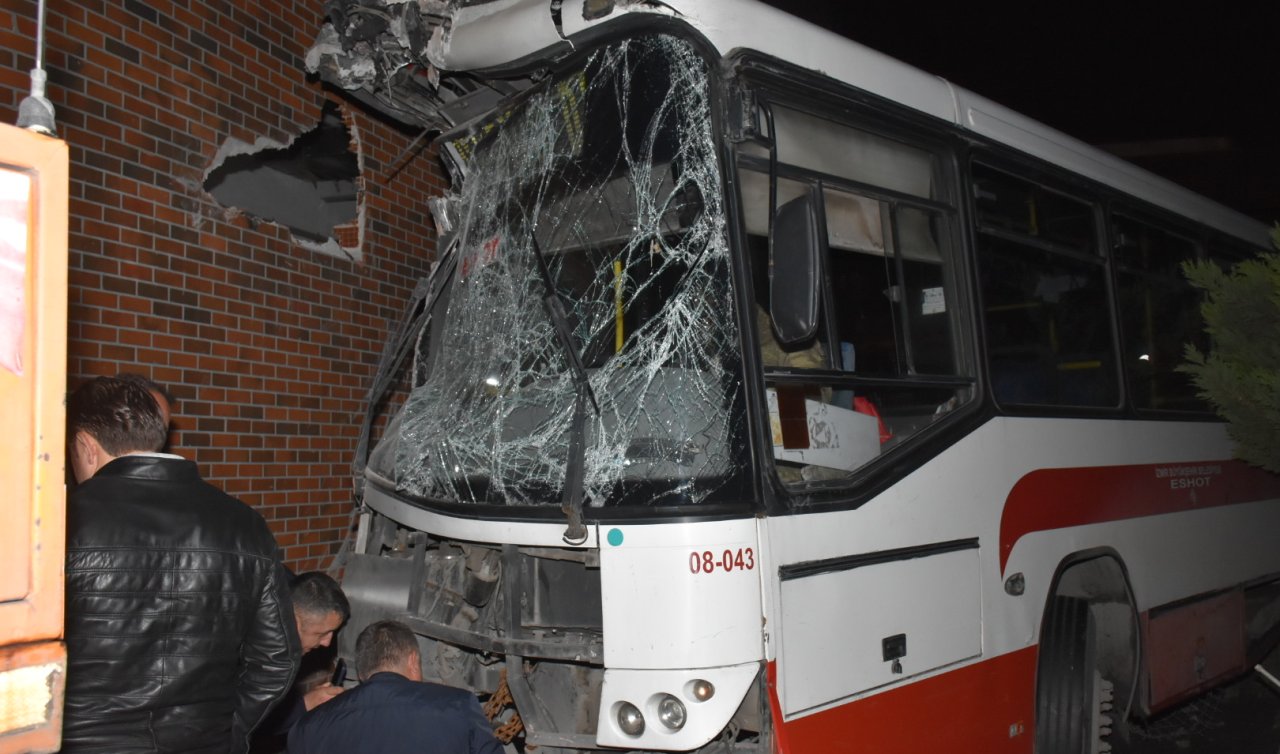 Belediye otobüsü alışveriş merkezinin bahçesine uçtu: 1 yaralı