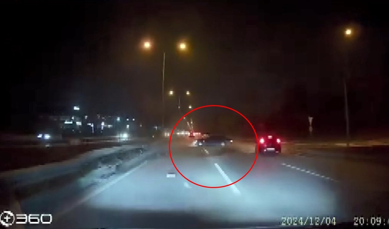  Yarıştığı öne sürülen sürücünün otomobili bariyerlere çarptı