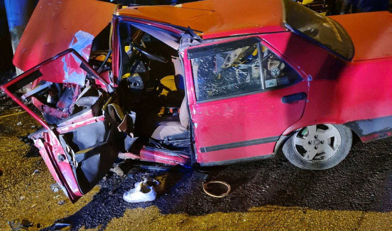 Ehliyetsiz gencin kullandığı otomobil duvar ve direğe çarptı: 3 yaralı