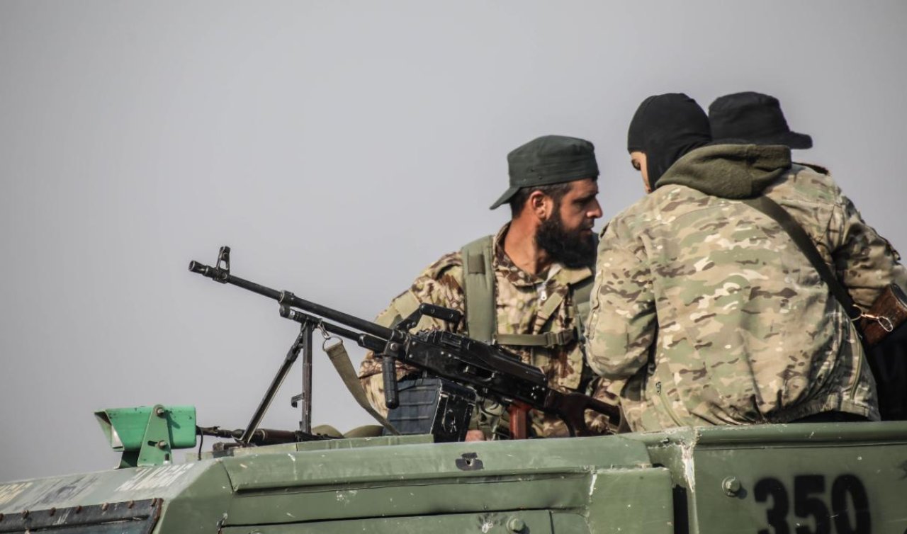  Suriye’de rejim karşıtı silahlı gruplar PKK/YPG işgalindeki Deyrizor’un merkezine giriyor