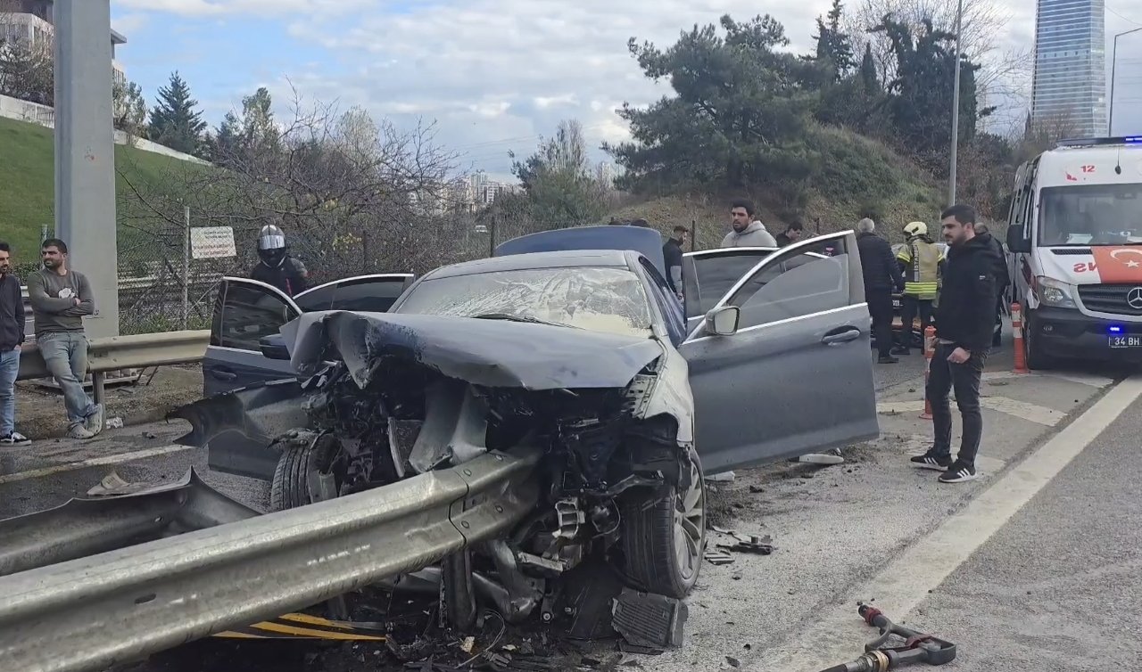  Otomobil bariyere saplandı: 2 yaralı
