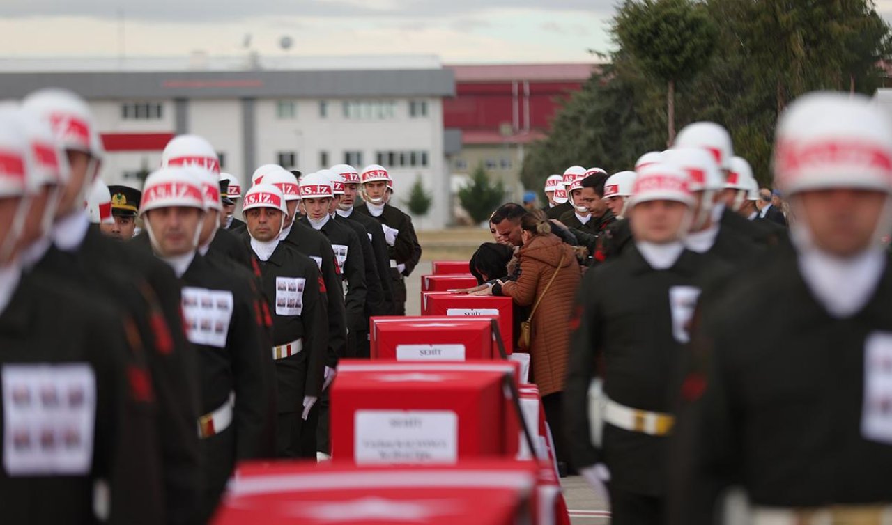 Helikopter kazasında şehit olan askerlerimiz için Isparta’da tören düzenlendi