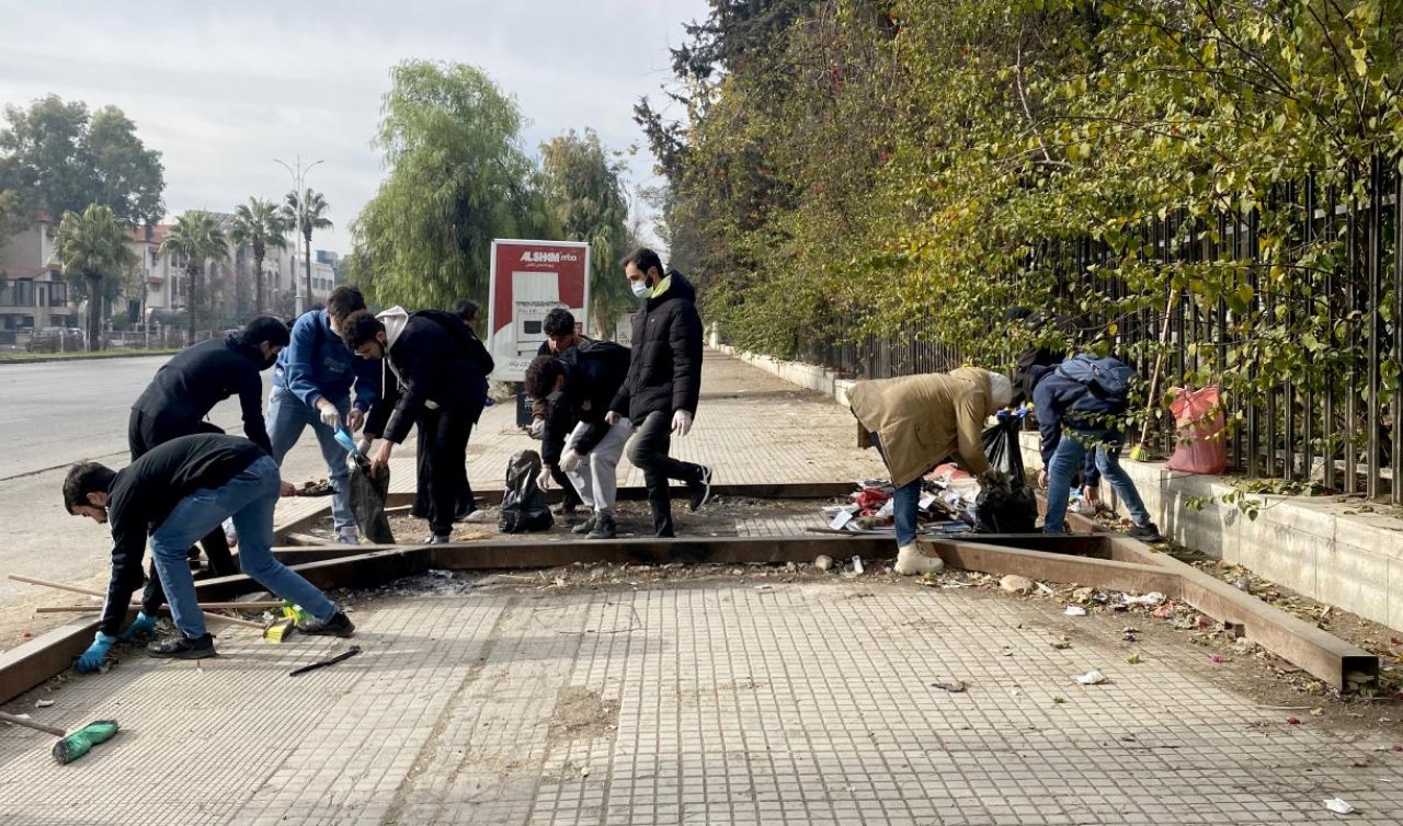 Suriye’nin başkenti Şam’da gönüllü gençler sokakları temizliyor