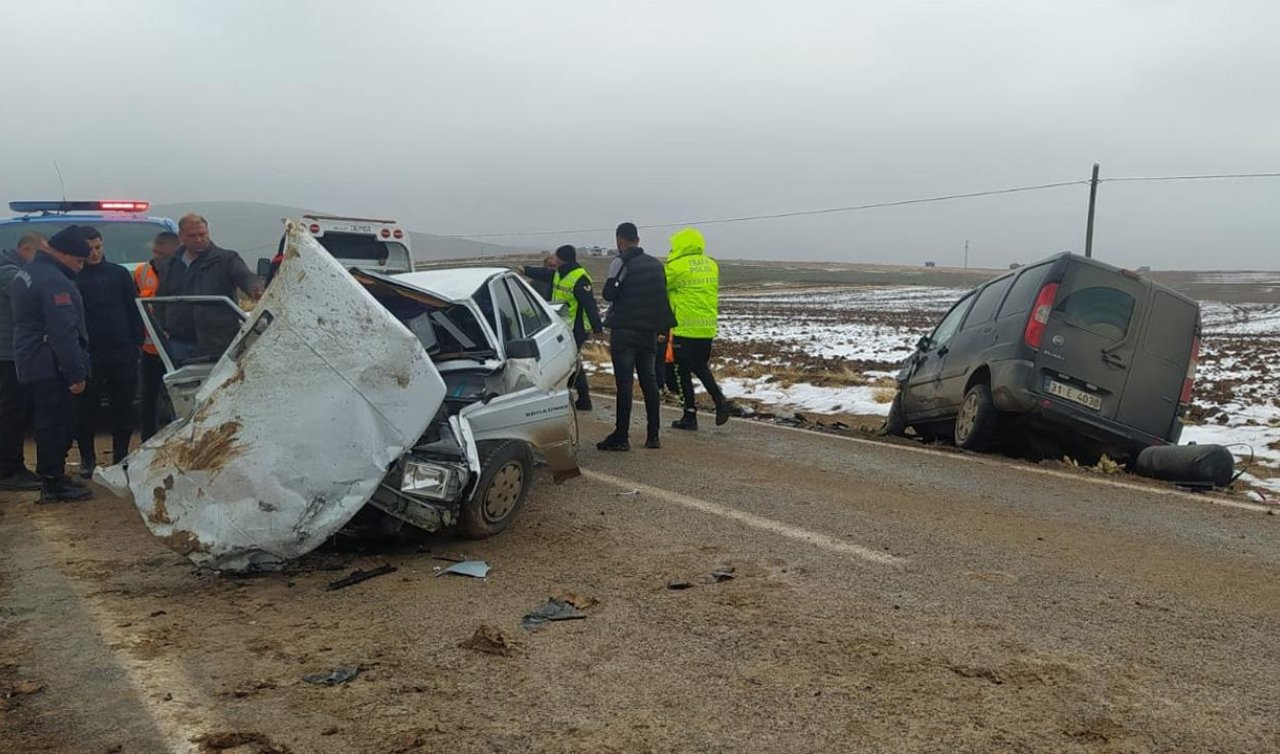 Otomobil ile hafif ticari araç çarpıştı: 1 ölü 3 yaralı