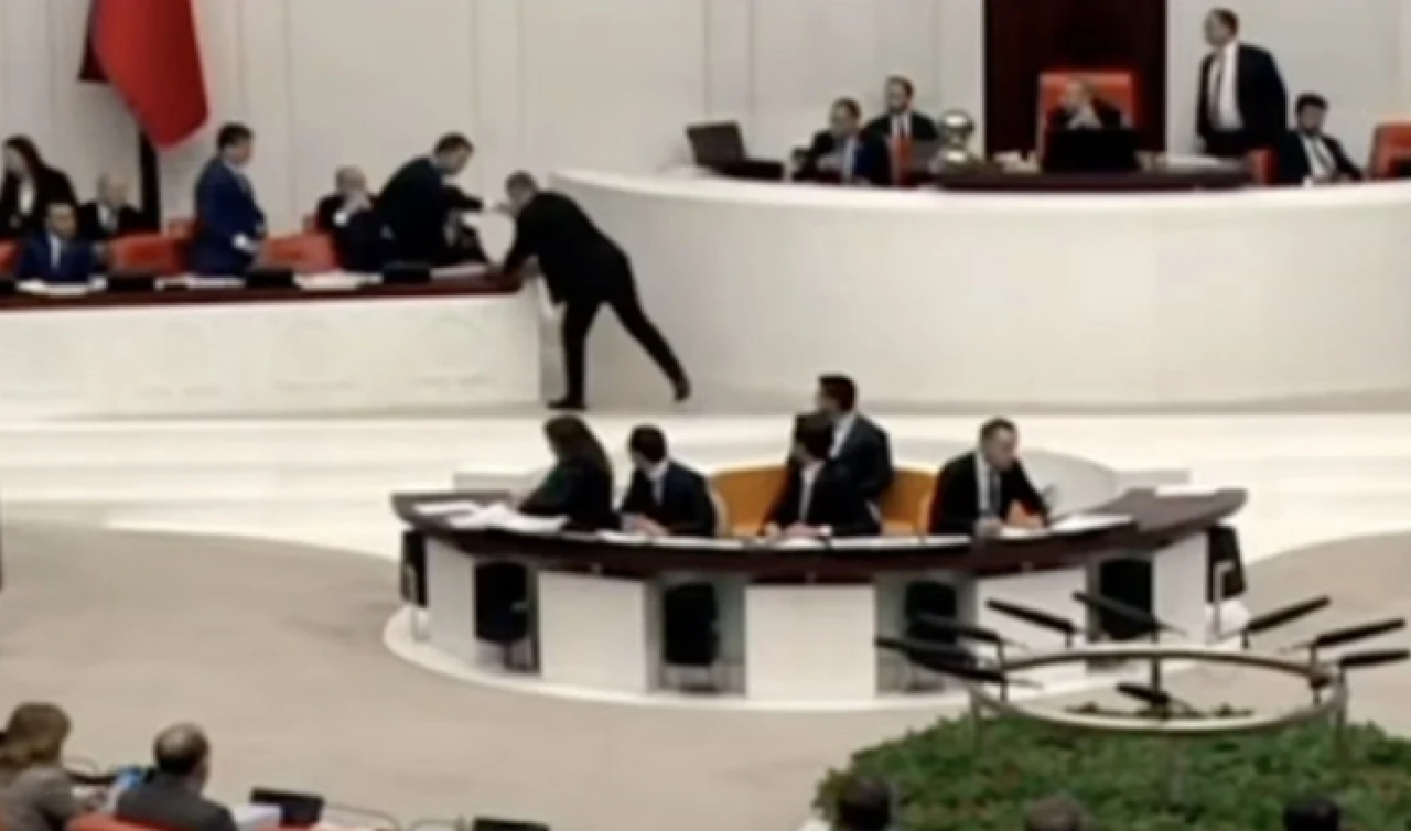  TBMM’de CHP’li vekilin kirli su provokasyonu! Murat Kurum provokasyona izin vermedi 
