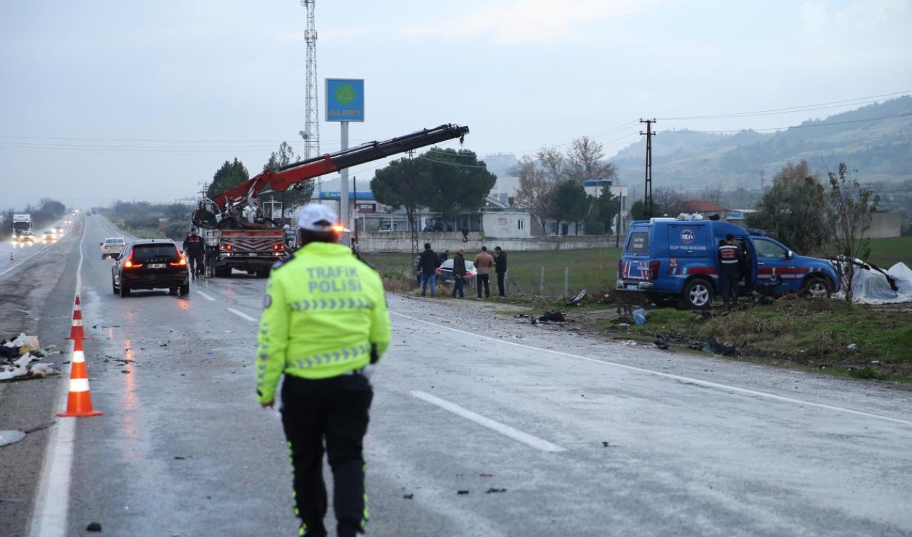 İki otomobilin çarpıştığı kazada 4 kişi öldü 2 kişi yaralandı