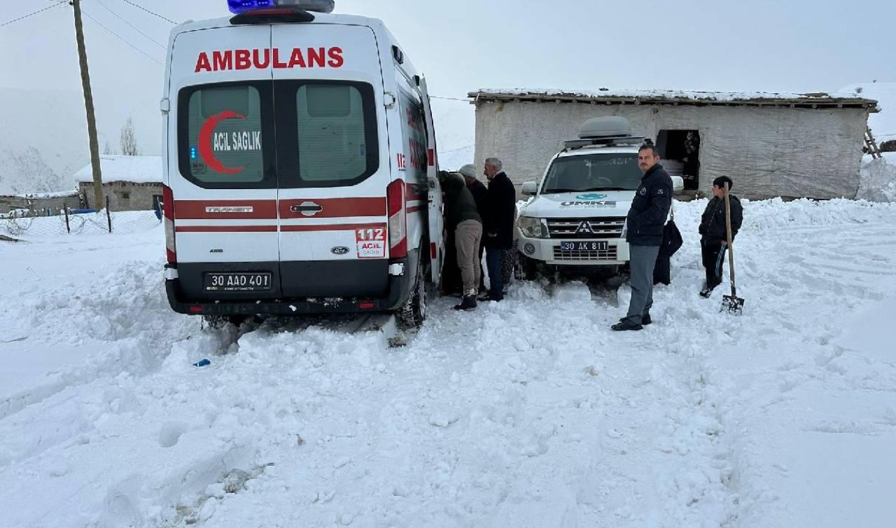 Yolu kardan kapanan köyde rahatsızlanan kadın ekiplerce hastaneye ulaştırıldı
