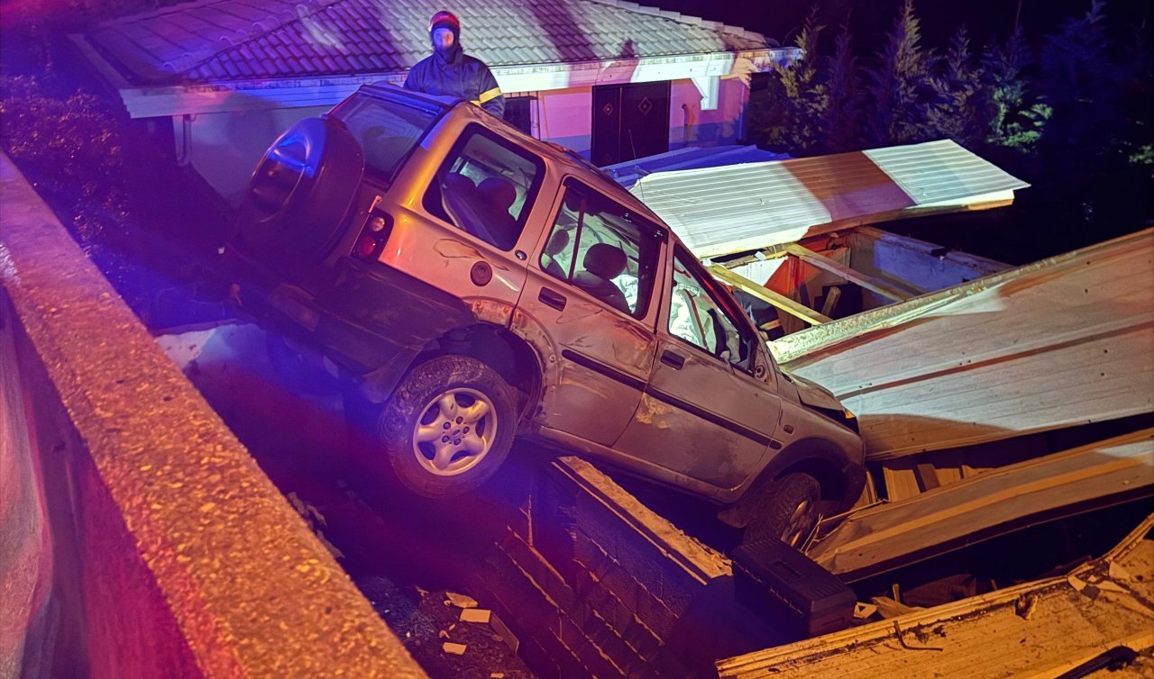 Kontrolden çıkan cip elektrik panosuna çarptı: 2 yaralı