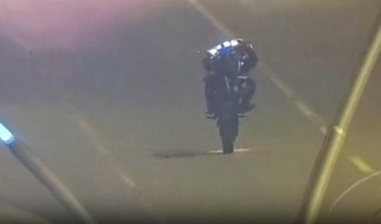  Motosikletle akrobatik hareket yapan kişinin ehliyeti iptal edildi