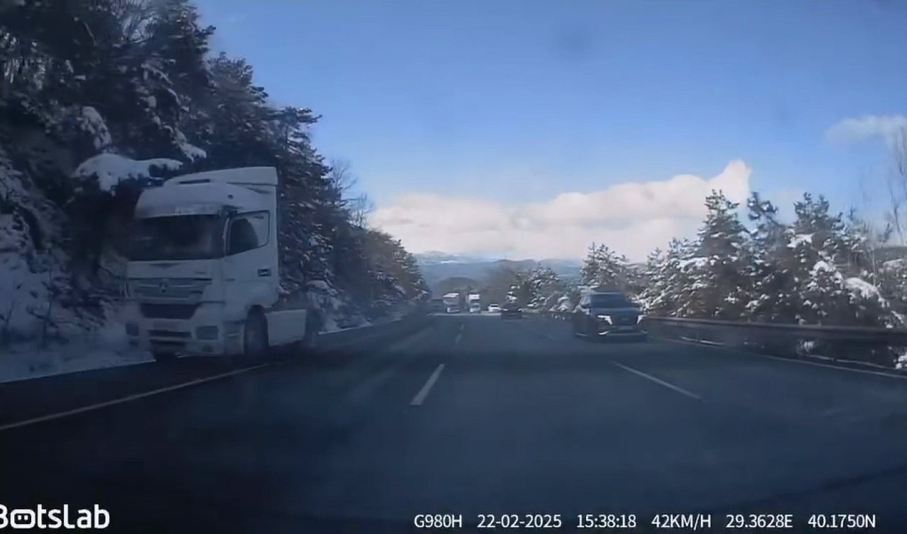  Seyir halindeki tırın dorsesi koptu: O anlar kamerada