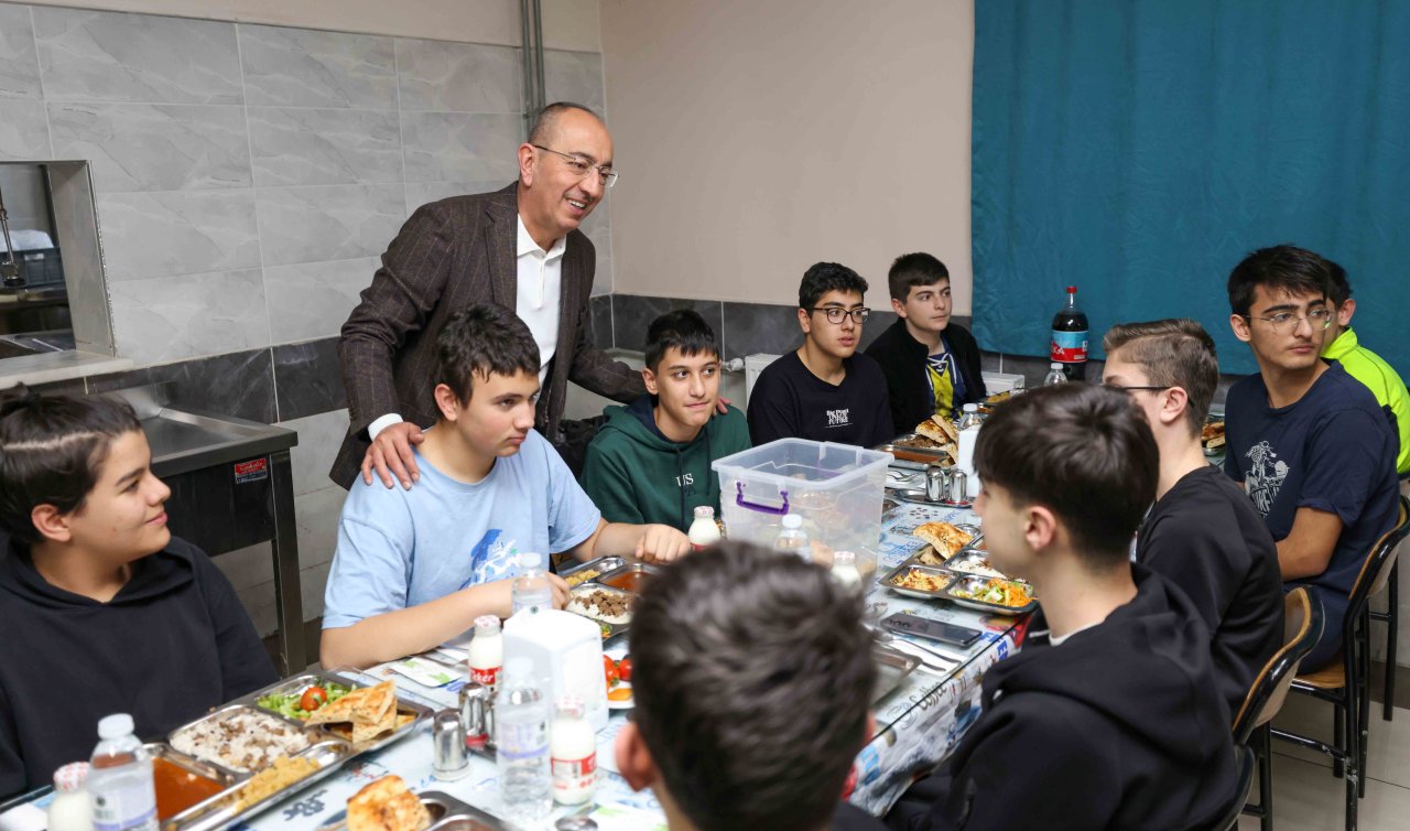  Başkan Kavuş iftarda öğrencilerle buluştu