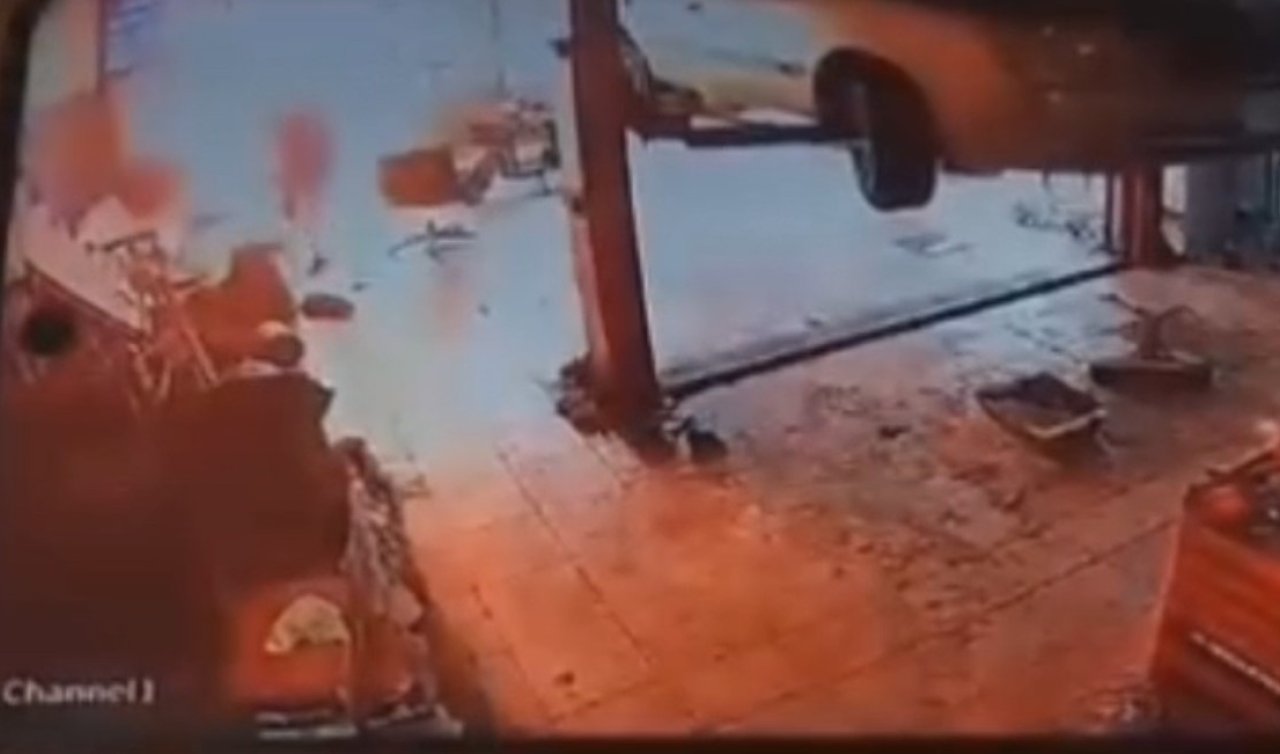 Sobaya benzin döktü alevlerden son anda kurtuldu