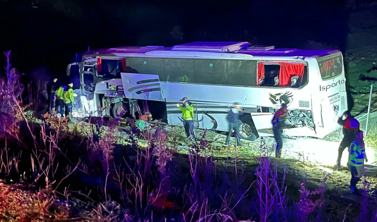 Yolcu otobüsü bariyere çarptı: 1 ölü, 26 yaralı
