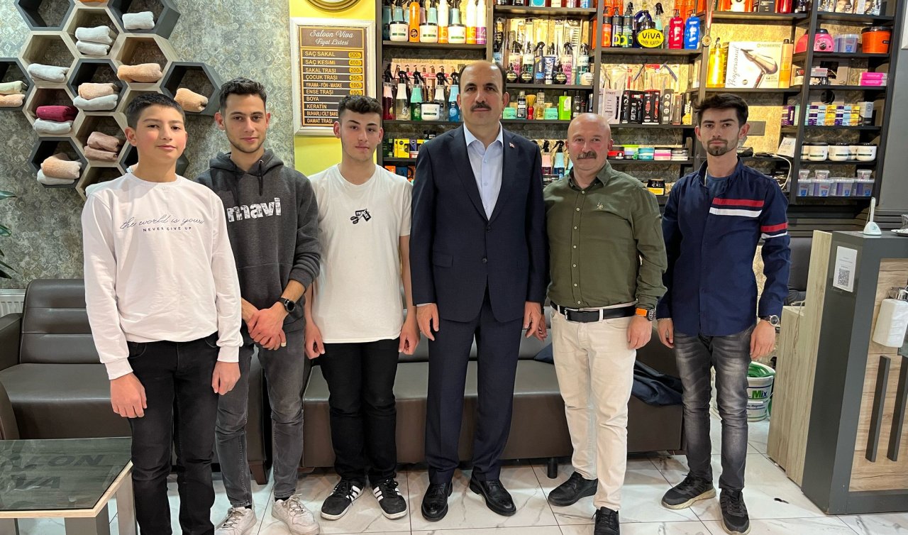 Başkan Altay teravih sonrası gençlerle sohbet etti, esnafların çay davetine katıldı