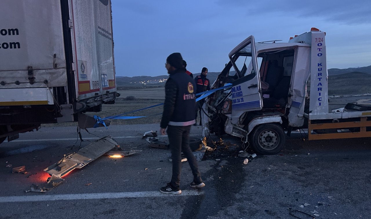 Devrilen traktörün sürücüsüne yardım için duran TIR’a çekici çarptı: 1’i ağır, 3 yaralı