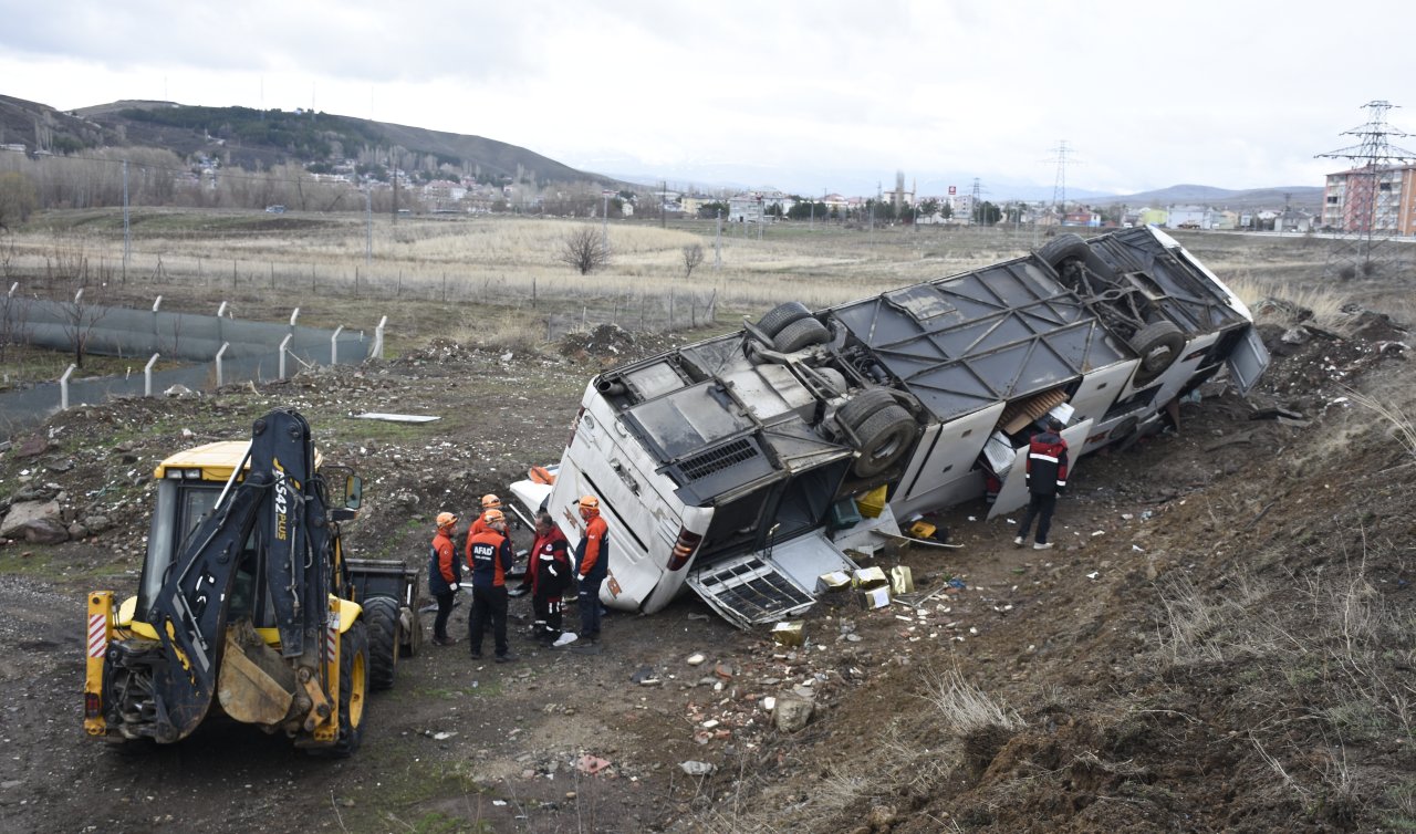  Yolcu otobüsü devrildi; 2 ölü, 23 yaralı