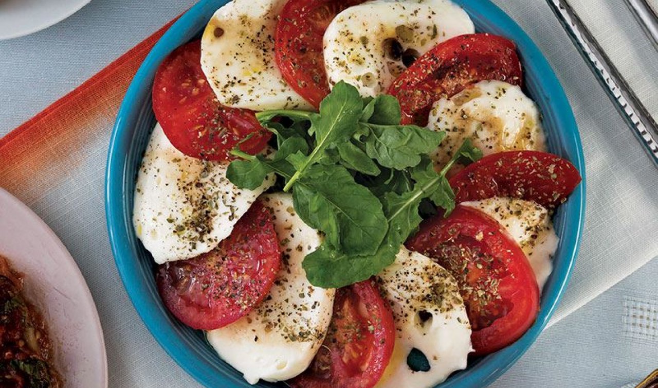 Sadece 5 dakikada 3 malzemelik Akdeniz rüzgarı: Caprese salatası tarifi!