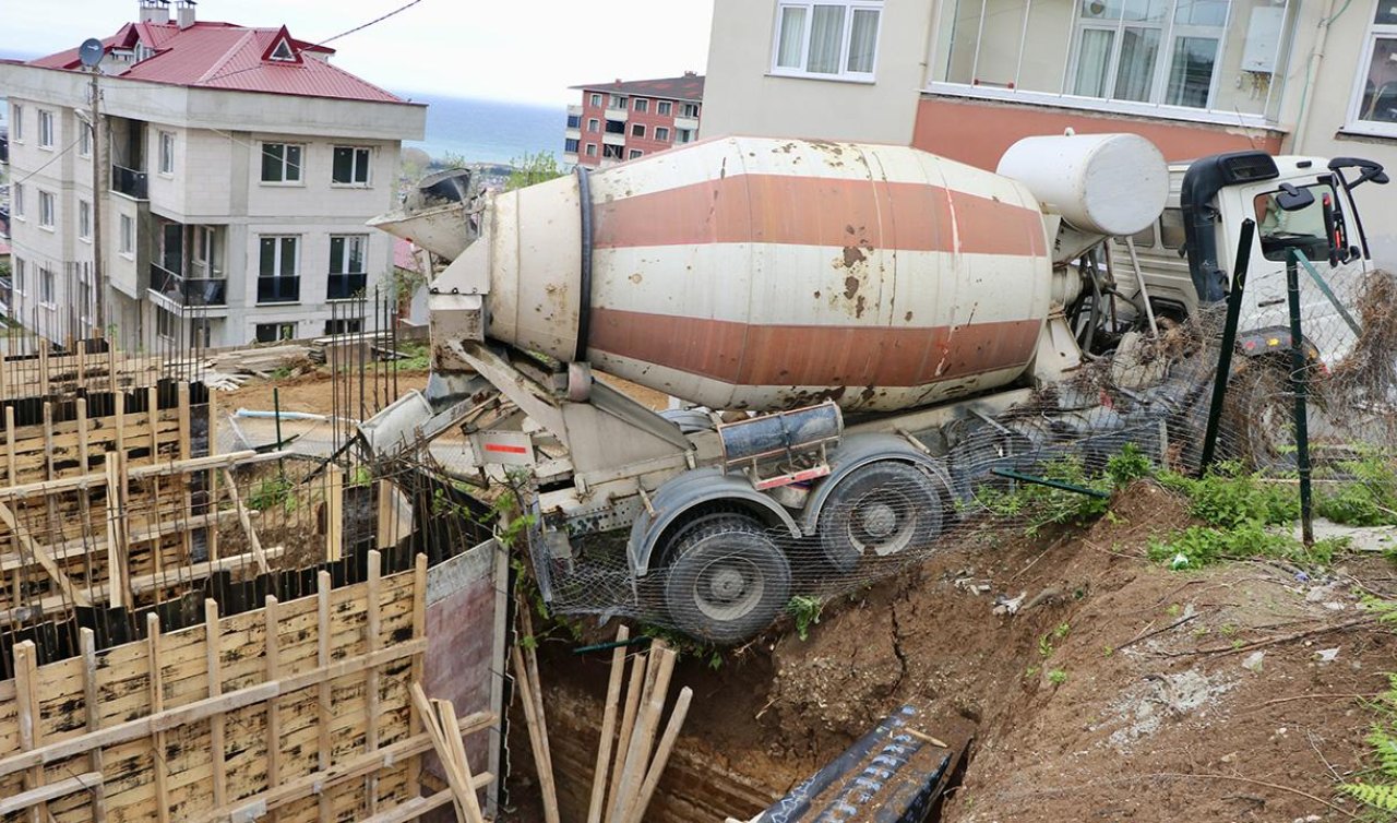 Beton mikseri inşaat ile yol arasında asılı kaldı