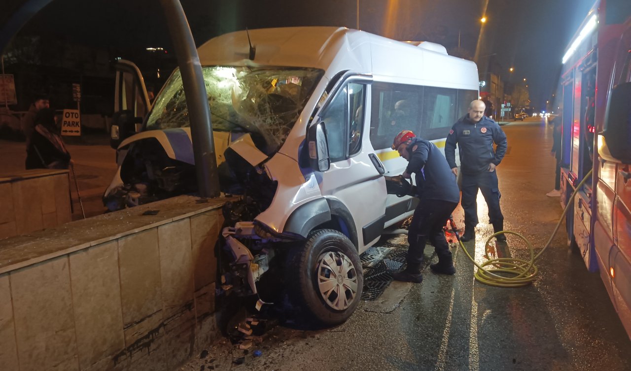  İşçi servisi minibüsü alt geçidin duvarına çarptı