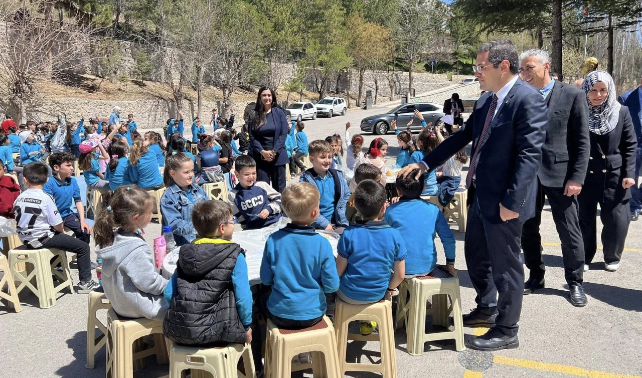 Bozkır’da okul bahçesindeki pilav şenliğini
