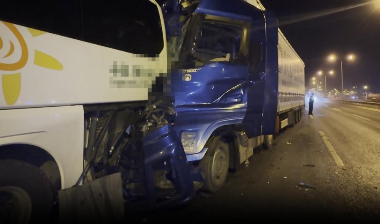 Tır tur otobüsüne çarptı: 13 yaralı