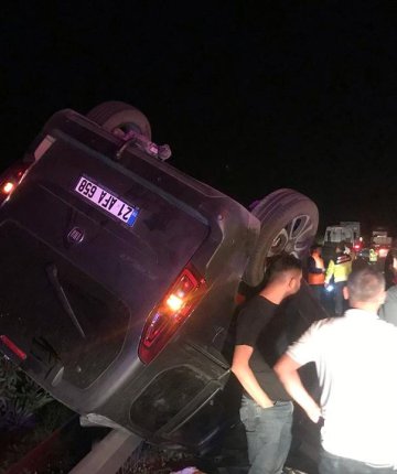 Önündeki tıra çarpan hafif ticari araç takla attı: 4 yaralı
