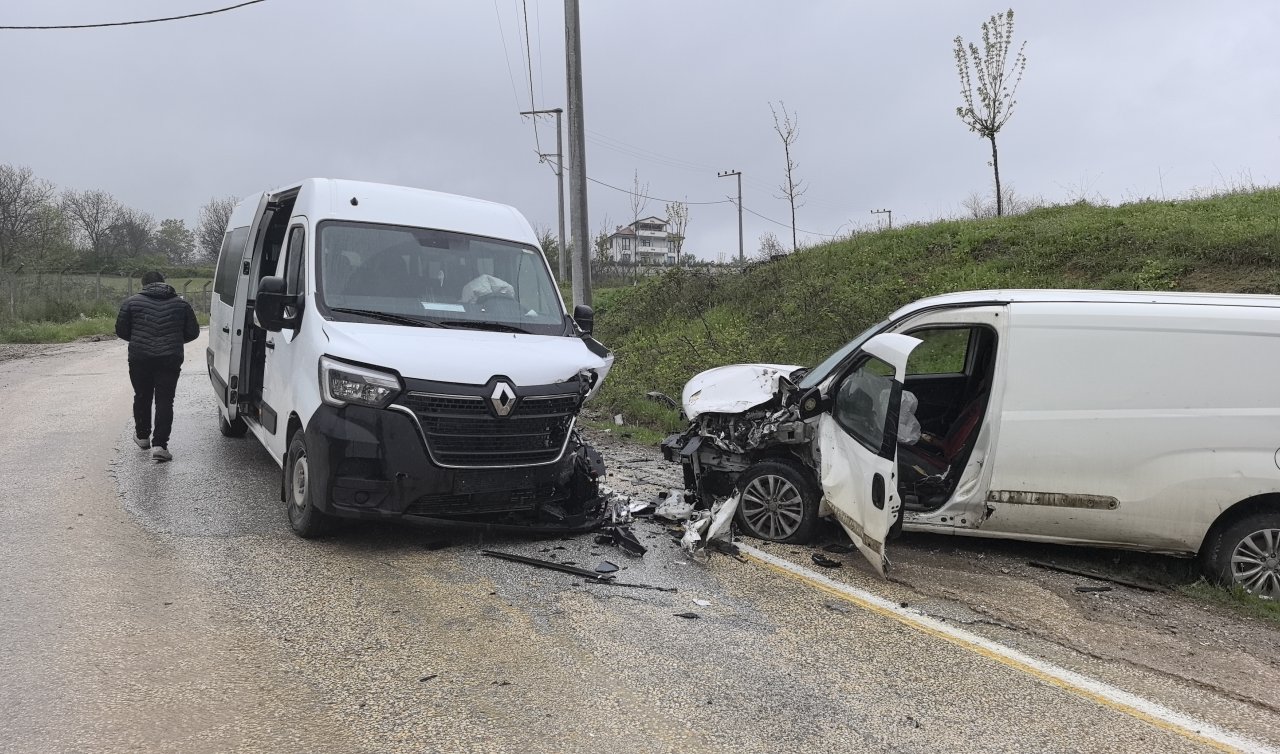 İşçi servisi ile hafif ticari araç kafa kafaya çarpıştı: 13 yaralı