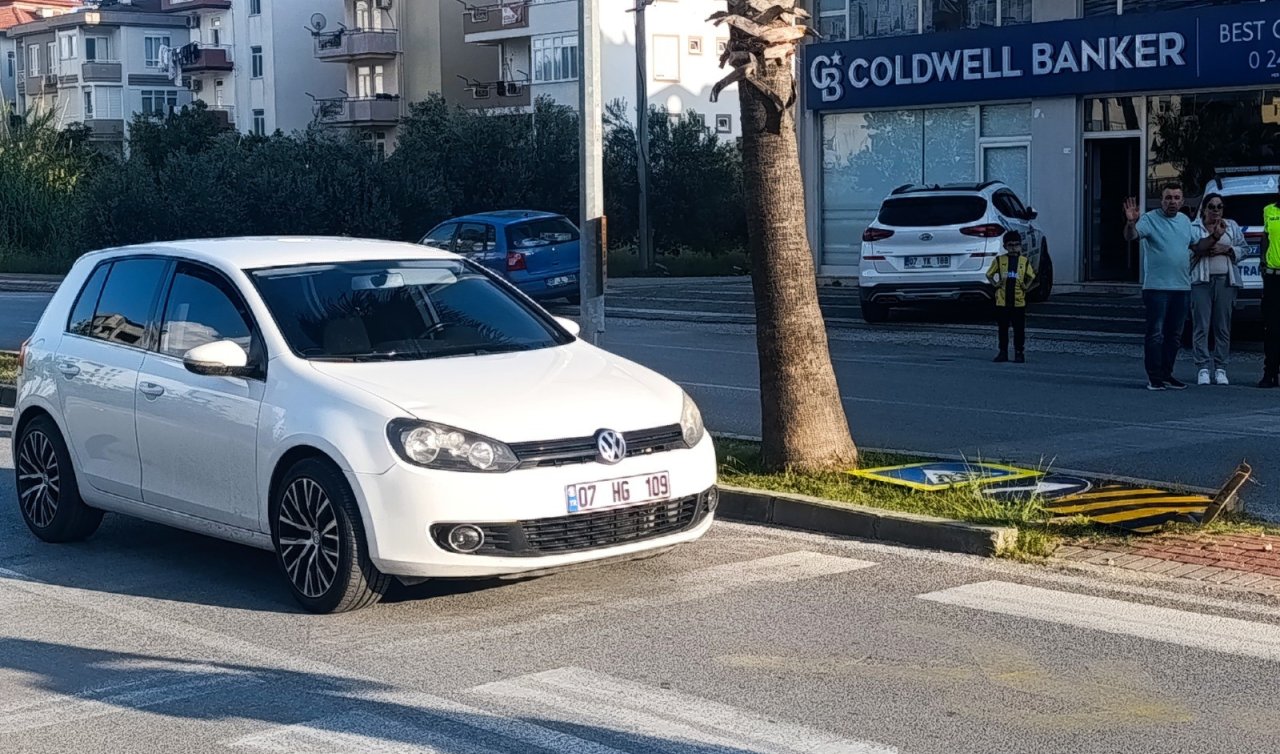 Annesinin elinden yola fırlayan 4 yaşındaki çocuğa otomobil çarptı
