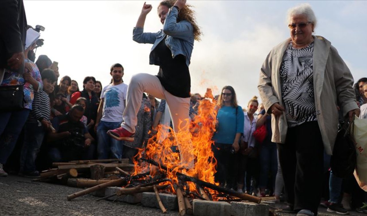 Hıdırellez’de neler yapılır, nasıl dilek dilenir? Hıdırellez gül ağacı ritüeli nasıl yapılır, ne zaman gömülür? Hıdırellez sabahı yapılacaklar nelerdir, dilekler yakılır mı? İşte Hıdırellez ritüelleri